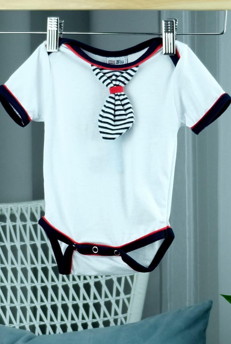 Białe niemowlęce body z krawatem (0191-2) zdjęcie 1
