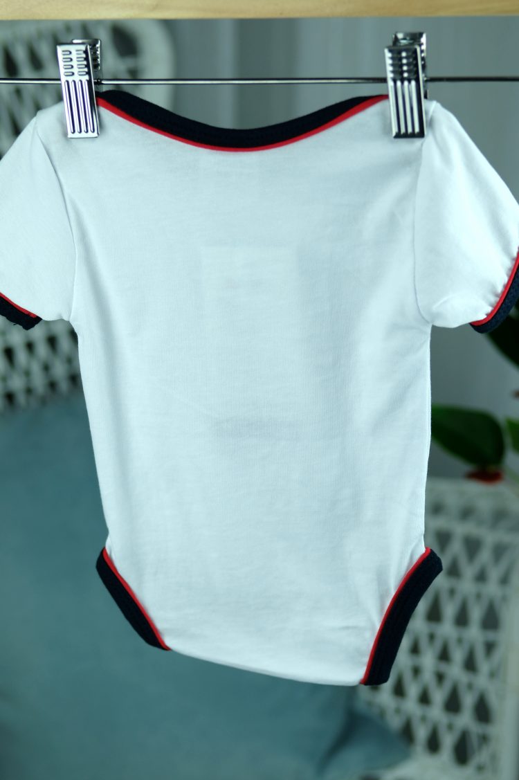Białe niemowlęce body z krawatem (0191-2) zdjęcie 3