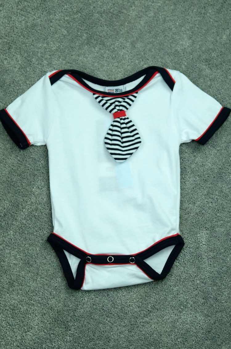 Białe niemowlęce body z krawatem (0191-2) zdjęcie 5