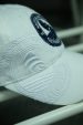 Biała czapka z daszkiem z aplikacją żeglarską (0458-1) miniaturka 3